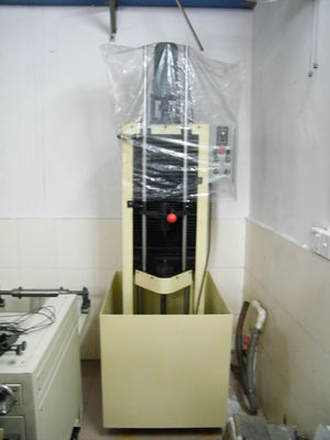 Calor de la máquina del endurecimiento de inducción de enfriamiento de espray que trata el engranaje/la barra